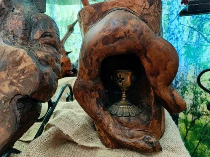 Андрей Богданов сделал деревянные оклады для старообрядческих икон и лампадок, найденных верующими в бывшем скиту. Они напоминают о том времени, когда раскольники прятались в лесах.