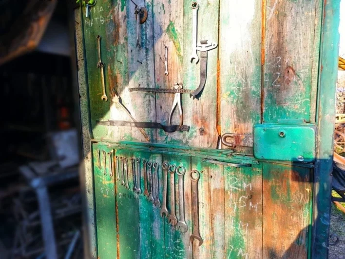 Даже инструменты на двери кузницы настраивают гостей музея на особый лад.