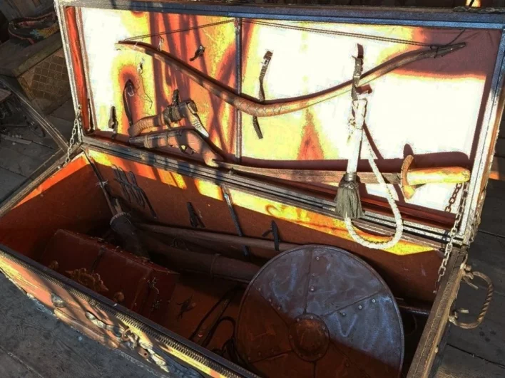 Кузнец выковывает казачье оружие для реконструкций исторических битв.