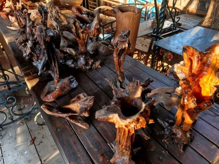 Вот такие необычные деревянные вазы создаёт мастер.