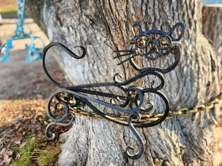 Кот Учёный на дереве так и зовёт в библиотеку, возле которой находится.