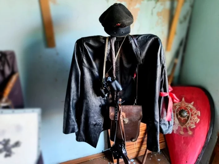 Военная форма разных времён досталась ему от коллекционеров.