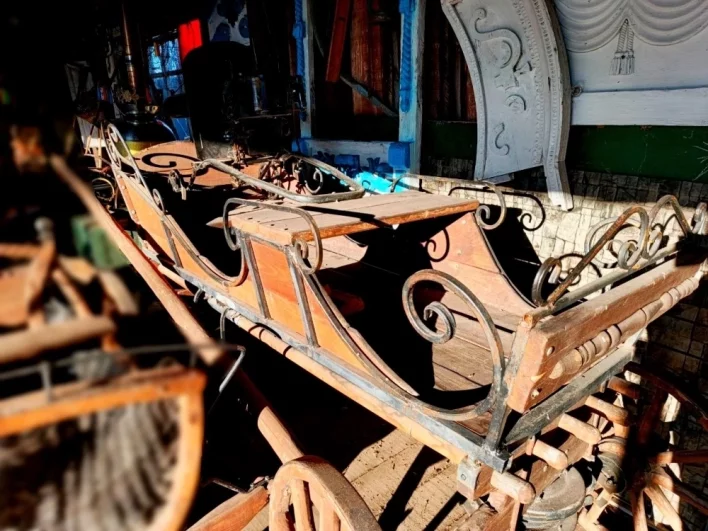 Делать старинные телеги — одно из его увлечений.