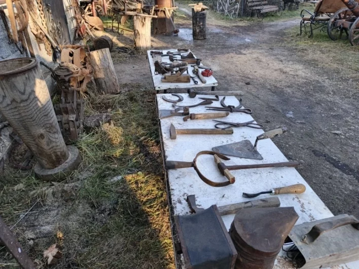 Первым делом мастер знакомит гостей со своими инструментами.