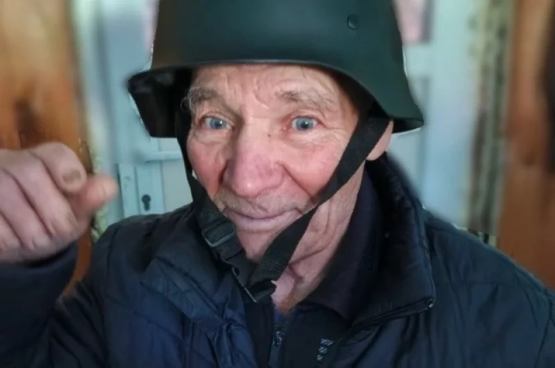 Некоторые посетители так и норовят примерить, пусть даже, вражескую форму.