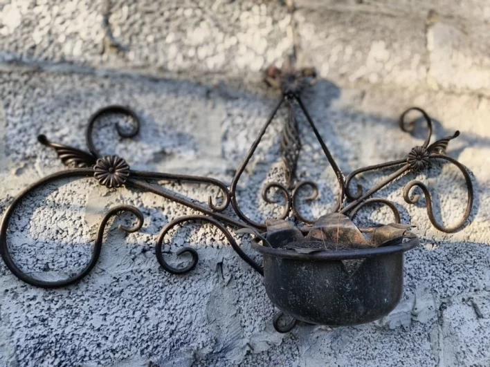 Андрей Богданов говорит, что легко научисля обращаться с молотом и наковальней.