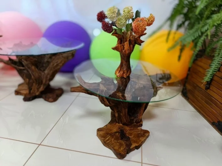 Вот такие журнальные столики получились из корней деревьев, спиленных около семидесяти лет назад!