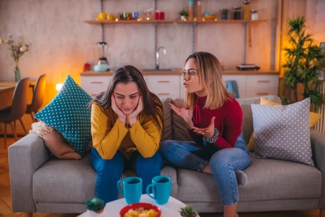 Токсичный друг будет сомневаться в ваших амбициях, ставить под вопрос ваш успех, принижать значимость ваших увлечений. Его оружие — умение нанести точный удар по вашей самооценке.