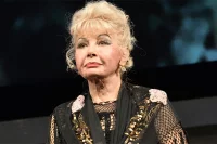 В последнее время Валентина Дмитриевна болела, в театре не появлялась.