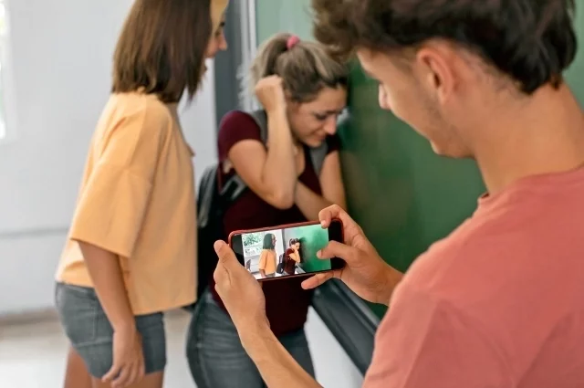 Родители утверждают, что их дочь стала жертвой жестокой травли со стороны сверстников.