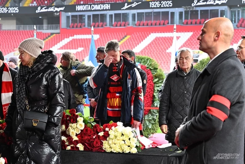 Поклонники и болельщики «Спартака» на церемонии прощания с Никитой Симоняном.