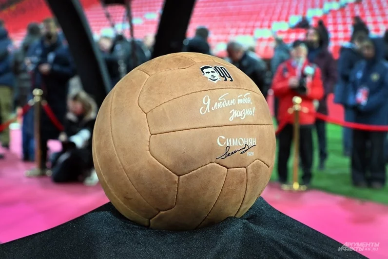 Церемония прощания с чемпионом СССР по футболу 1956 года Никитой Симоняном.
