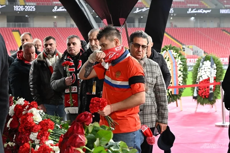 Поклонники и болельщики «Спартака» на церемонии прощания с Никитой Симоняном.