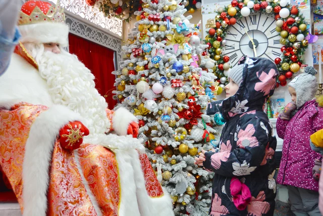 Дед Мороз, который послушает стишок, исполнит желание и подарит подарок – один из главных символов Нового года не только для детей, но и для взрослых.