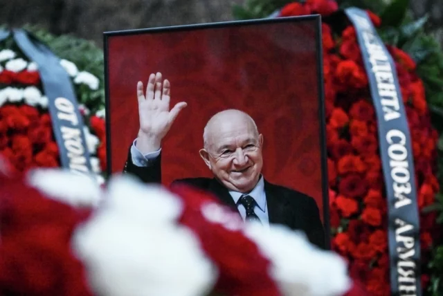 Несмотря на будний день, проститься со звездой отечественного спорта прибыли тысячи людей.