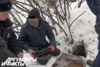 Семья грибников была убита летом, но следствие шло долго, поэтому обвиняемый уже зимой показывал на следственных экспериментах, как расправился со своими жертвами.