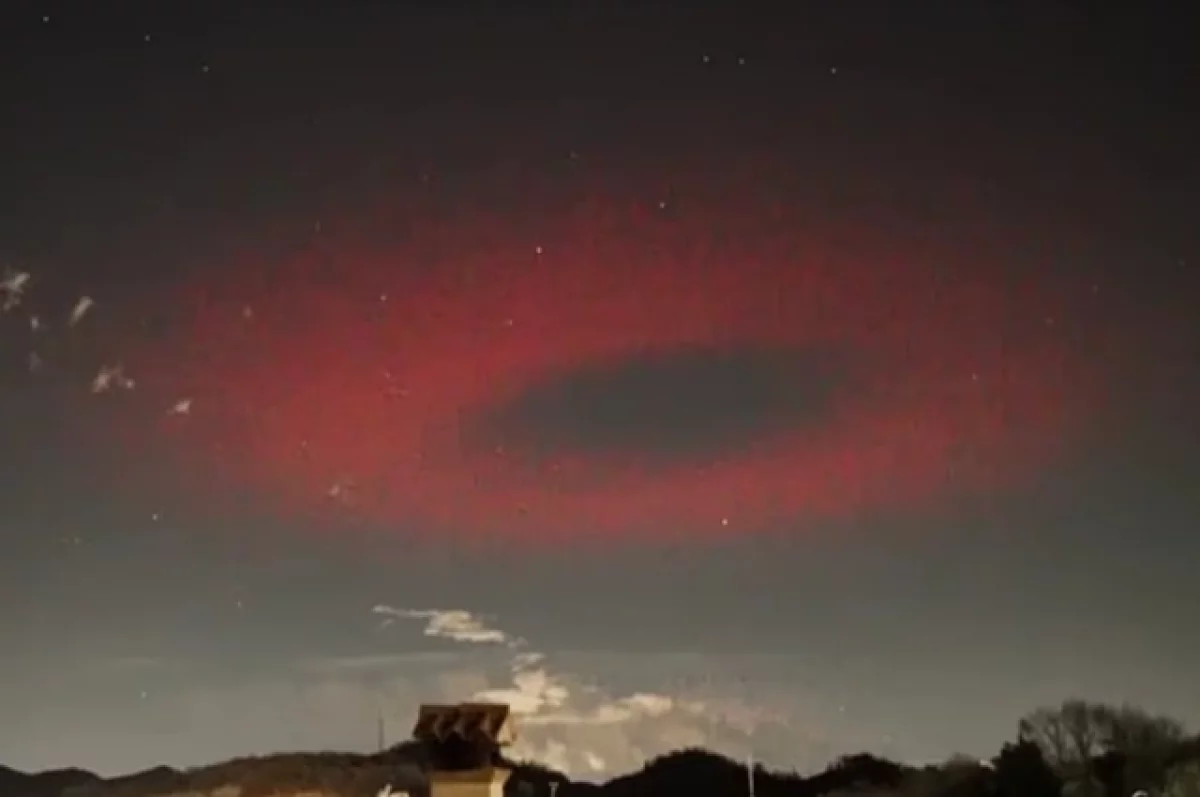 Редкий красный ореол «внеземных сил» над Доломитовыми Альпами попал на фото