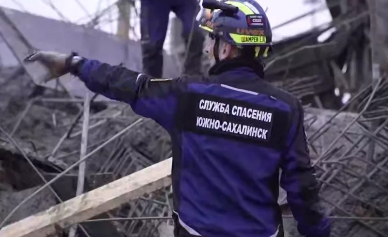 В СУ СК РФ по Сахалинской области сообщили, что возбуждено уголовное дело по статье 216 УК РФ (нарушение правил безопасности при ведении строительных или иных работ).