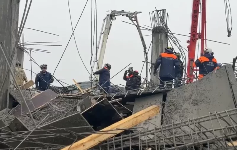 Сложности при разборе завалом возникают из-за большого количества сырого бетона. Рассматриваются варианты размытия бетона водой.