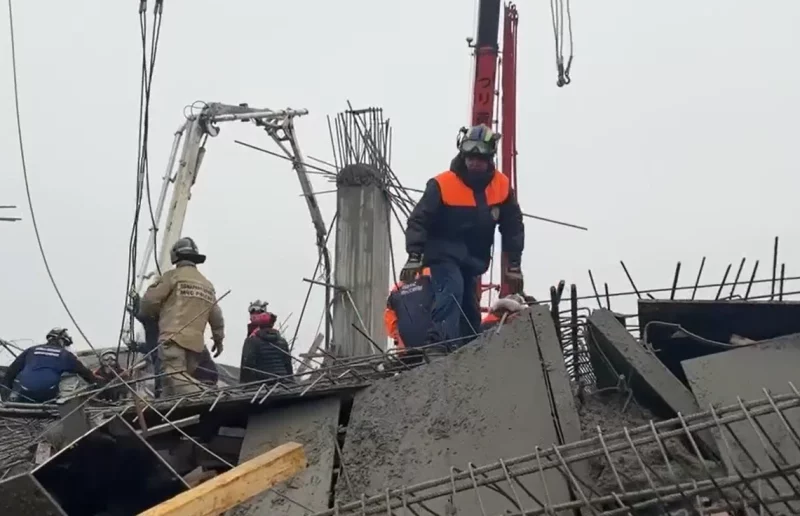 На место прибыли спасатели, а также кинологи с собаками. На месте завалы разбирают 5 единиц техники и 15 человек.