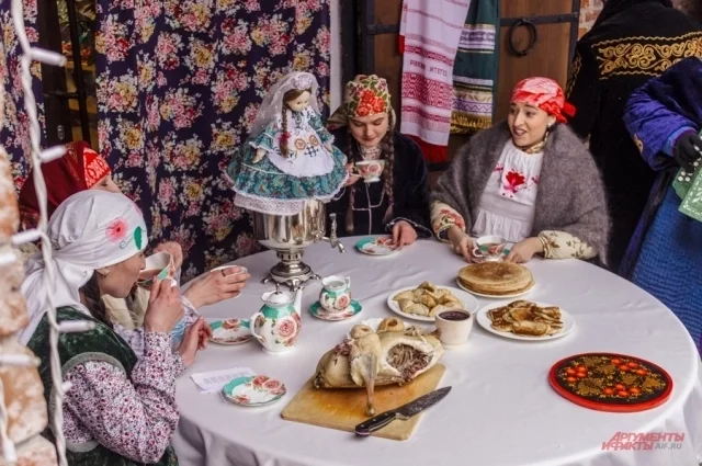На праздник гусиного пера (Каз омэсе) приезжают гости из соседних сел и городов.