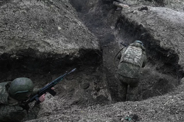 Части русской армии расширили зону контроля западнее поселка Ямполь и вышли к трассе, соединяющей Красный Лиман и Северск