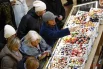 На новогодних развалах толпы желающих приобрести яркие игрушки.