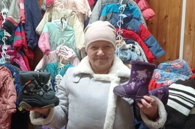 Мамы приезжают в Чалну, чтобы взять вещи и обувь.