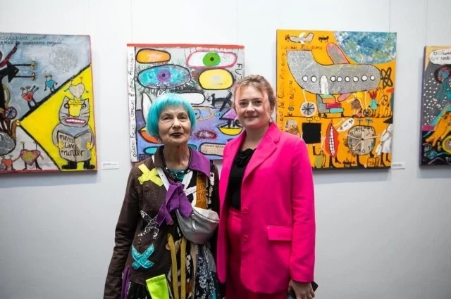 Художница Екатерина Жадина (слева) 