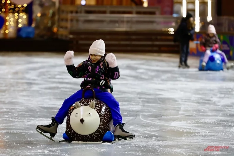Каток будет работать в утреннее и вечернее время. Позже будут организованы ночные сеансы катания. Идеально подходит для романтиков.