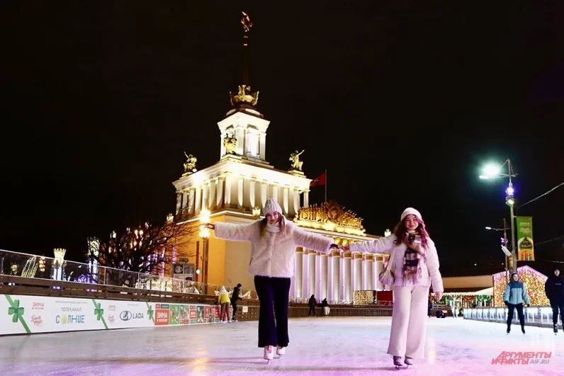 Каток будет открыт для гостей до 1 марта, поэтому покататься успеет каждый желающий.