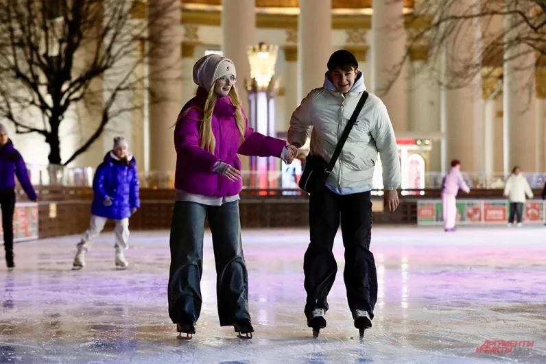 Развлечения предусмотрены для каждого. Отдельно на территории ледяного покрытия организована хоккейная коробка.