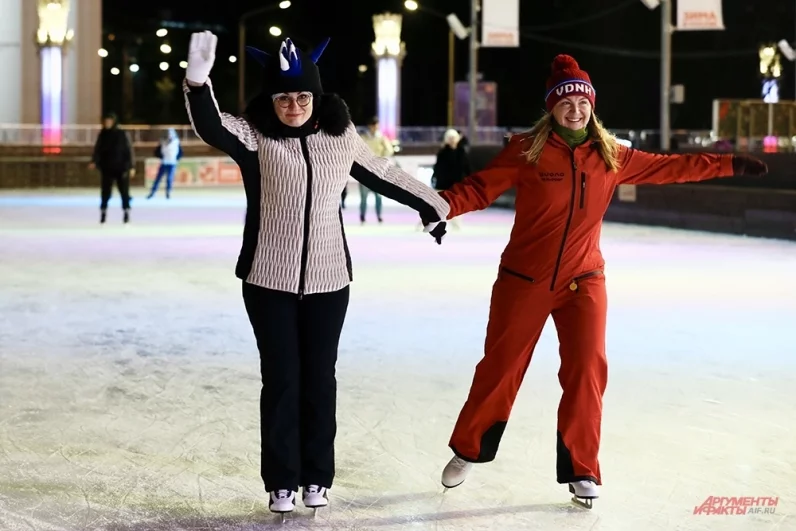 Замерзнуть не получится — на катке расположены зоны с палатками, где можно приобрести горячие напитки.