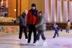 Активно и интересно, с детьми или вдвоем со второй половинкой, с компанией или мамой - каток на ВДНХ любят все.