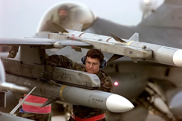 Подготовка F-16 к воздушной операции по целям в Югославии. 31 марта 1999 года.