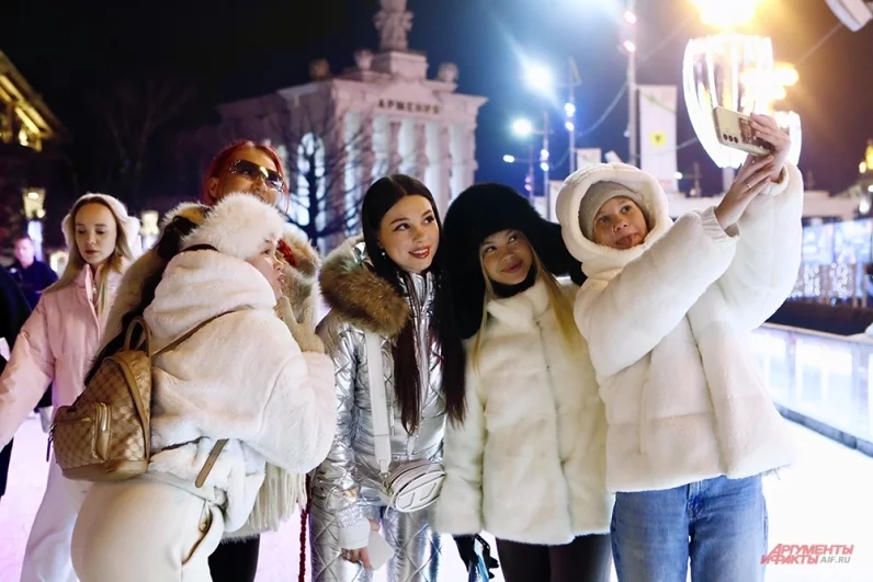 29 ноября с 17:30 до 20:30 у павильона № 1 «Центральный» все желающие смогут посмотреть фрагменты балетов «Лебединое озеро», «Спящая красавица» и «Жар-птица» в сопровождении оркестра.