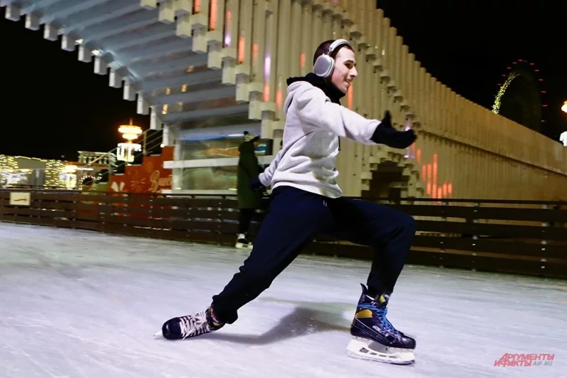 Площадь льда позволяет не просто кататься, но и делать трюки.