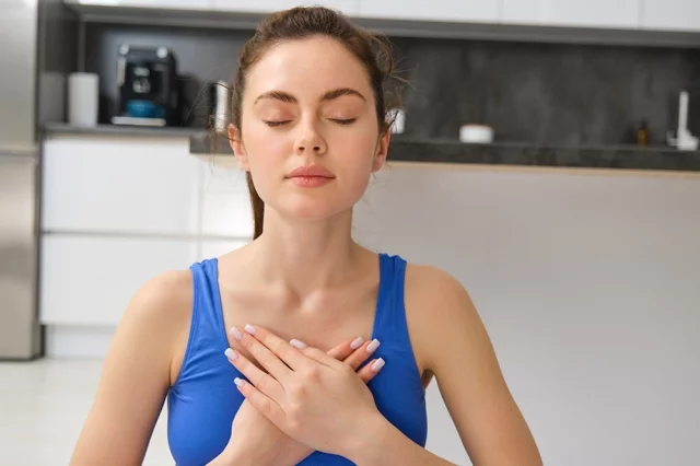 Каждый может освоить эти простые дыхательные приемы.