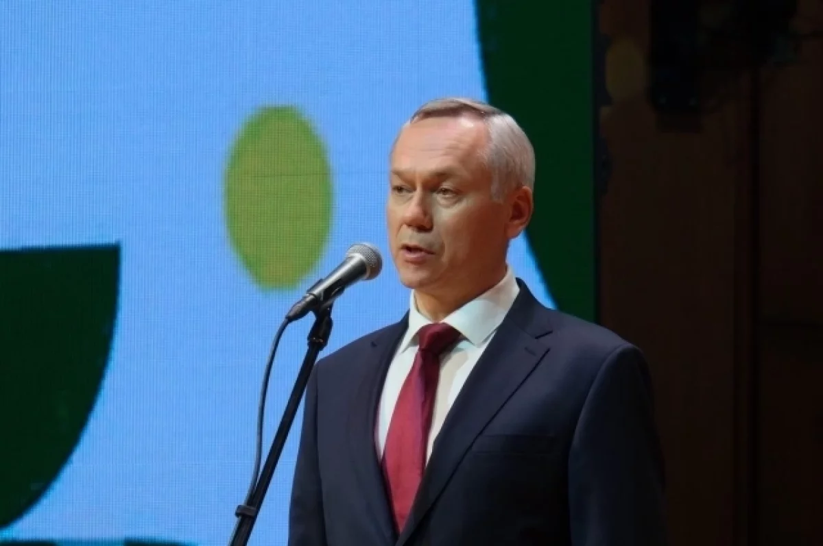 Губернатор Андрей Травников вручает награды лидерам АПК Новосибирской области