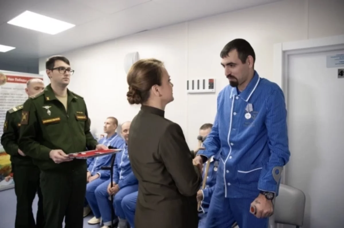 Заместитель министра обороны РФ Анна Цивилева награждает военнослужащих в госпитале