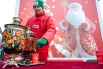 Гостей праздника угощали чаем из самовара.
