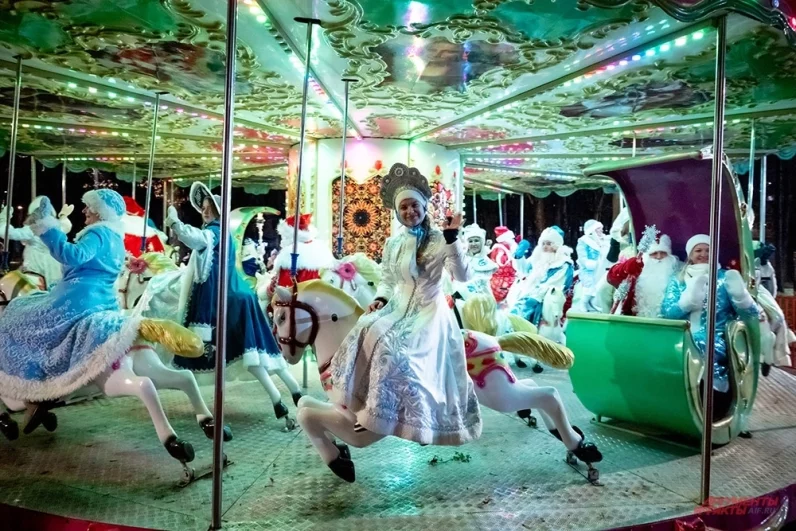 Снегурочки с удовольствием катались на каруселях вместе с горожанами.