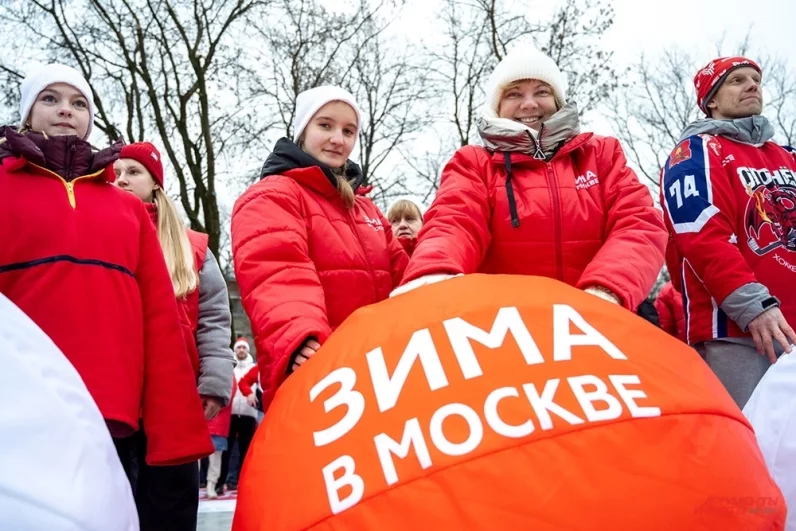 Веселили гостей флешмобом, хороводами и фотозонами. 