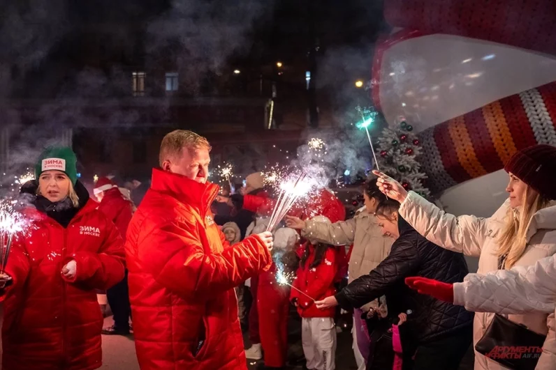 В конце шествия участники зажгли бенгальские огни.