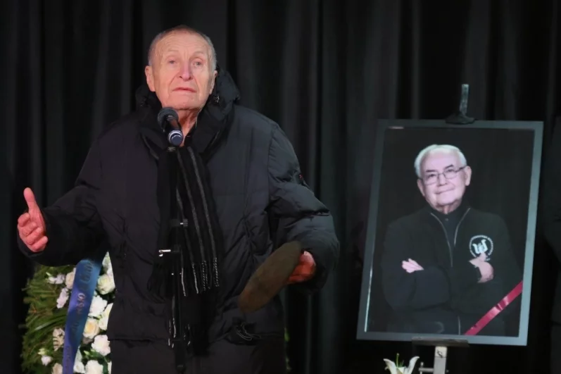 Режиссер Андрей Смирнов на церемонии прощания.