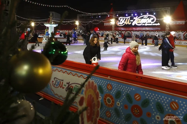  Площадь катка составляет около 2700-3000 м², и он может вместить до 450 человек одновременно.