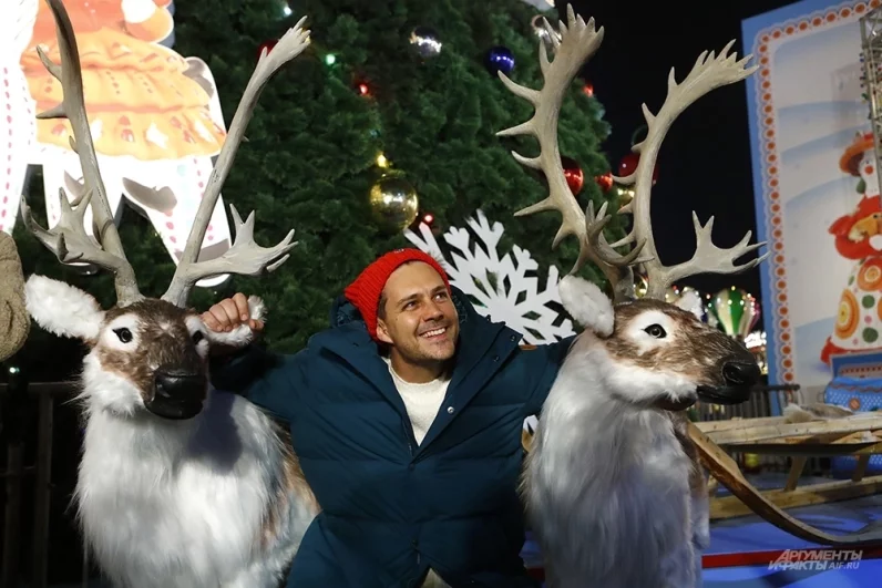 Актер Милош Бикович успел посетить юбилейное открытие ледового сезона.