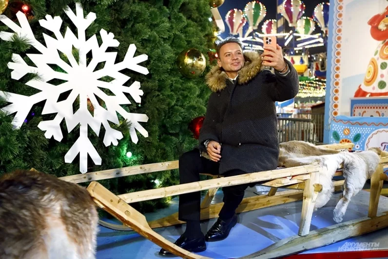 Актер Александр Олешко посетил открытие ГУМ-катка в Москве.