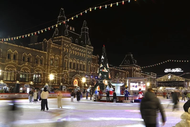 Каток будет работать каждый день до 1 марта с 09:00 до 23:30.
