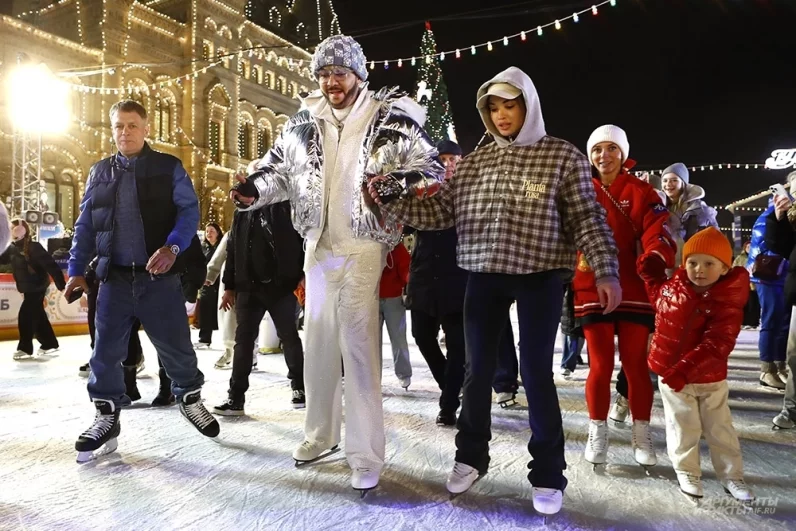 Певец Филипп Киркоров посетил открытие ГУМ-катка.